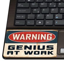 Naklejka pod nadgarstek - Uwaga geniusz 0212